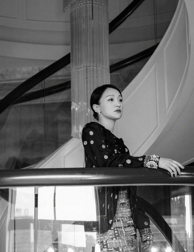 周迅47岁氛围写真灵气十足笑容灿烂