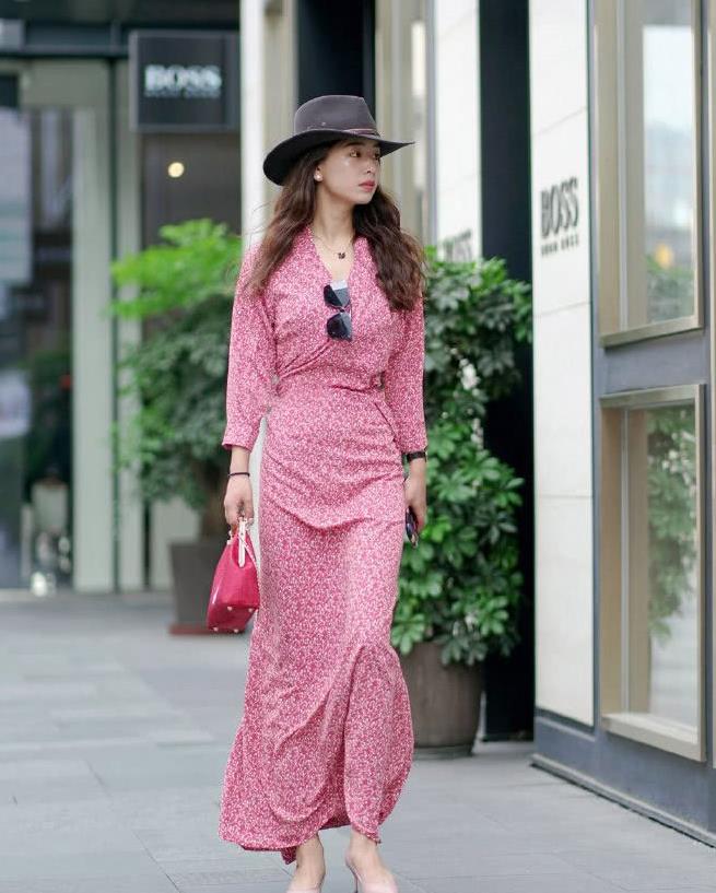 成都街拍,印花连衣裙长裙穿出女性的魅力