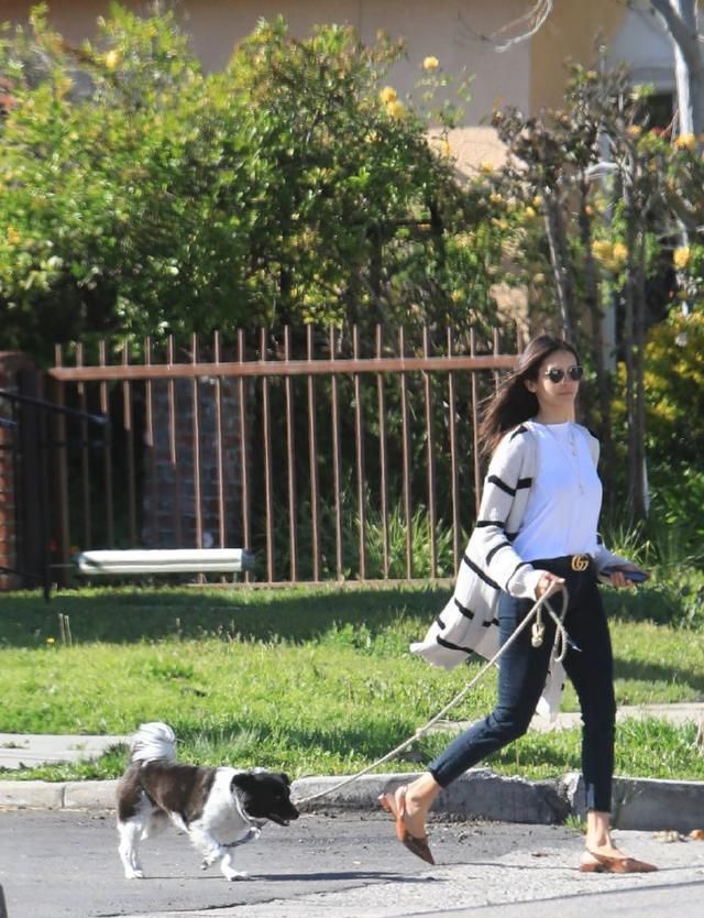 妮娜杜波夫现身街头黑白条纹汗衫牛仔裤衣品太棒了