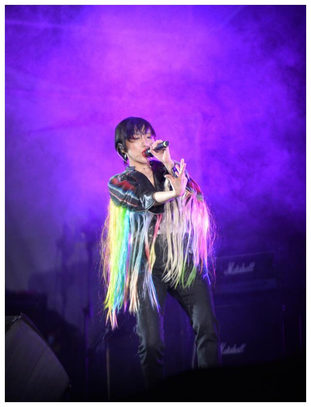 10月5日,后海大鲨鱼乐队主唱付菡在草莓音乐节的爱舞台表演.