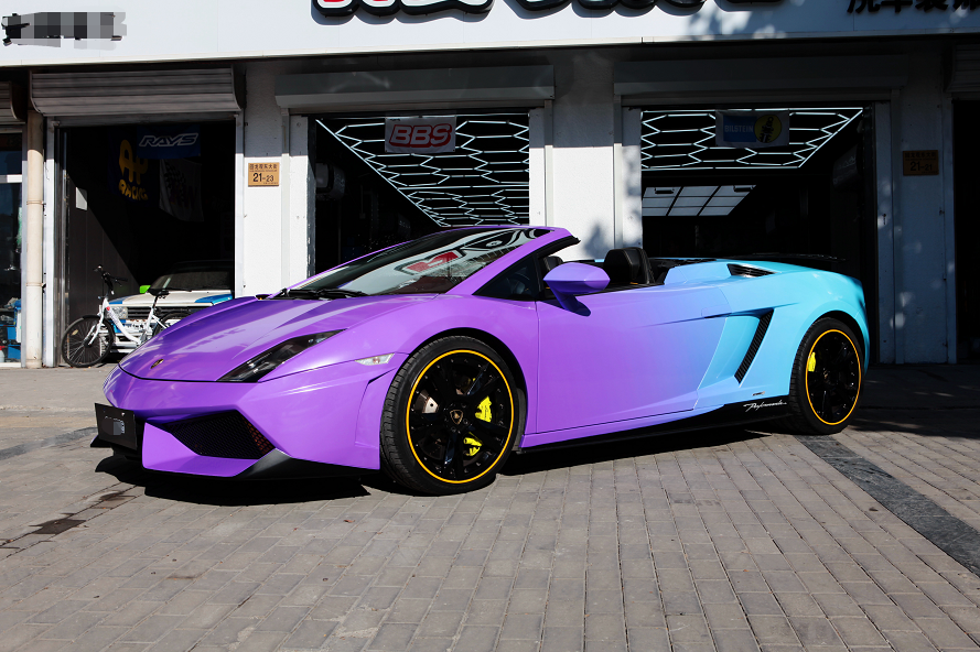 都市里的炫酷传奇 彩绘渐变色兰博基尼小牛简直美出了圈-新浪汽车