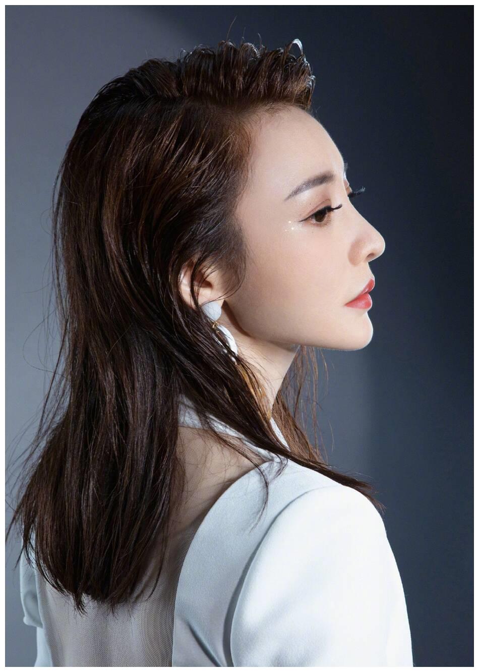 柳岩湿发出镜拍大片,干练优雅充满成熟女人魅力