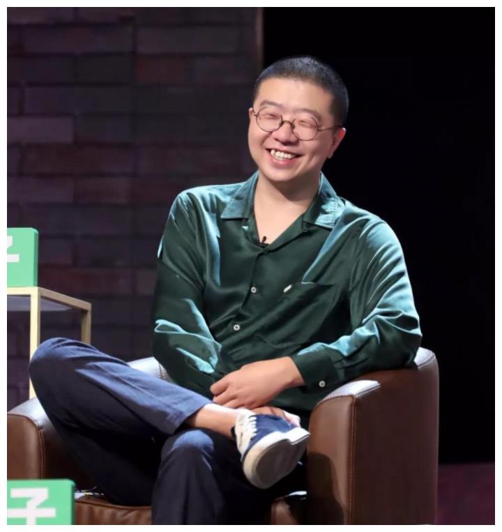 "贼眉鼠眼",给人一种很不安分的感觉,但是就是这样一个长相一般的男生