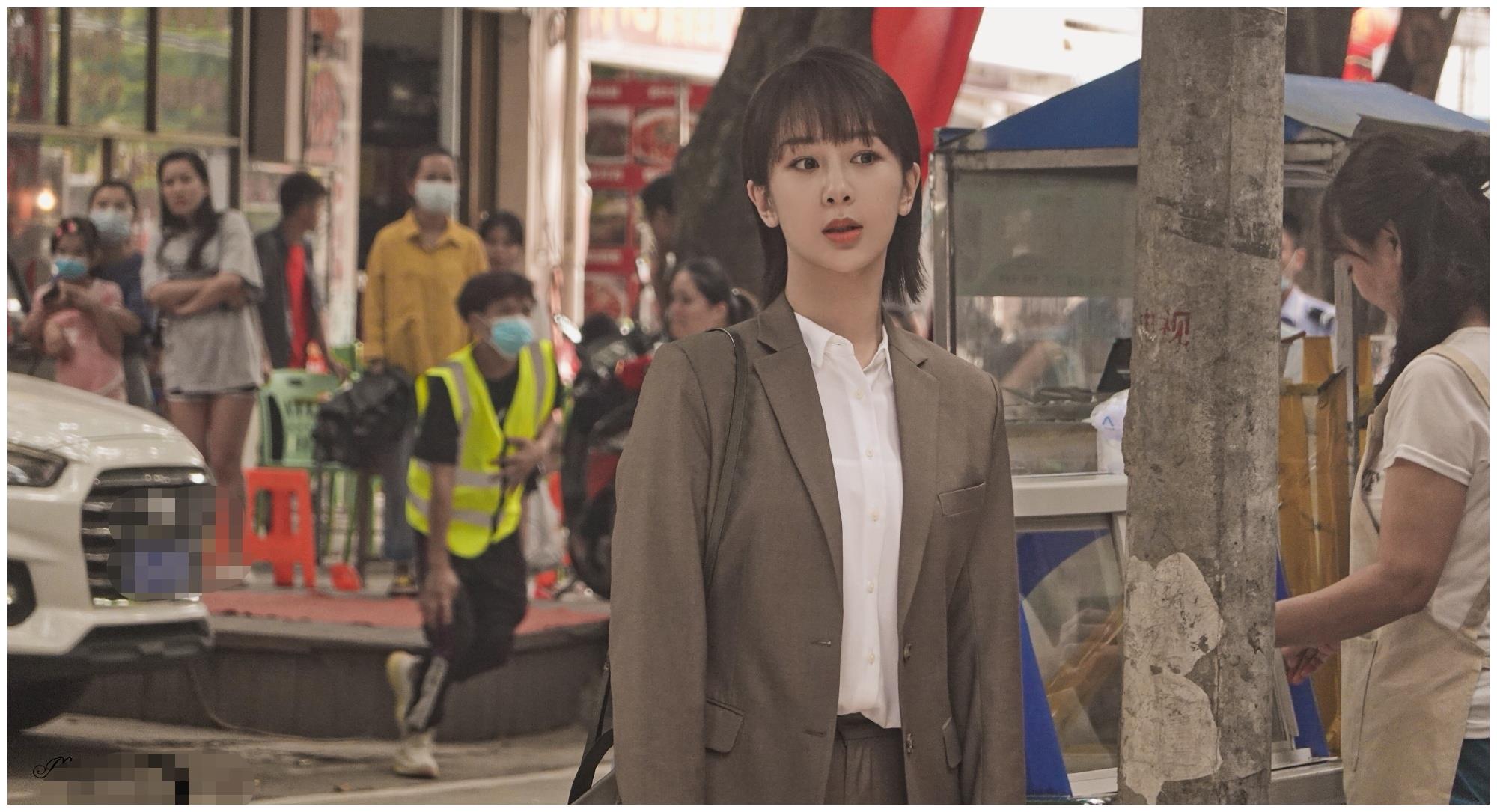 杨紫女心理师路透被曝90顶流不再演傻白甜西装造型更显颜值