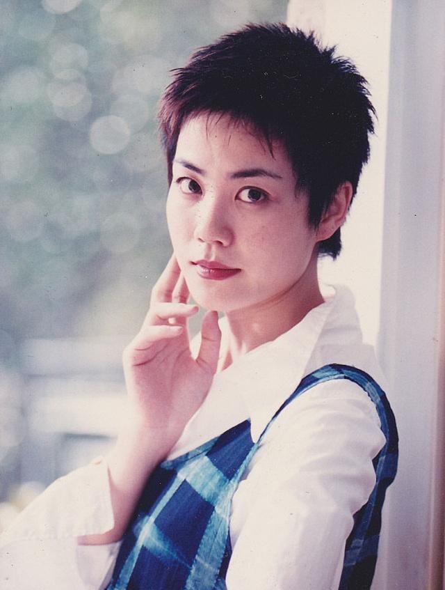 王菲短发旧照 网友直呼认不出