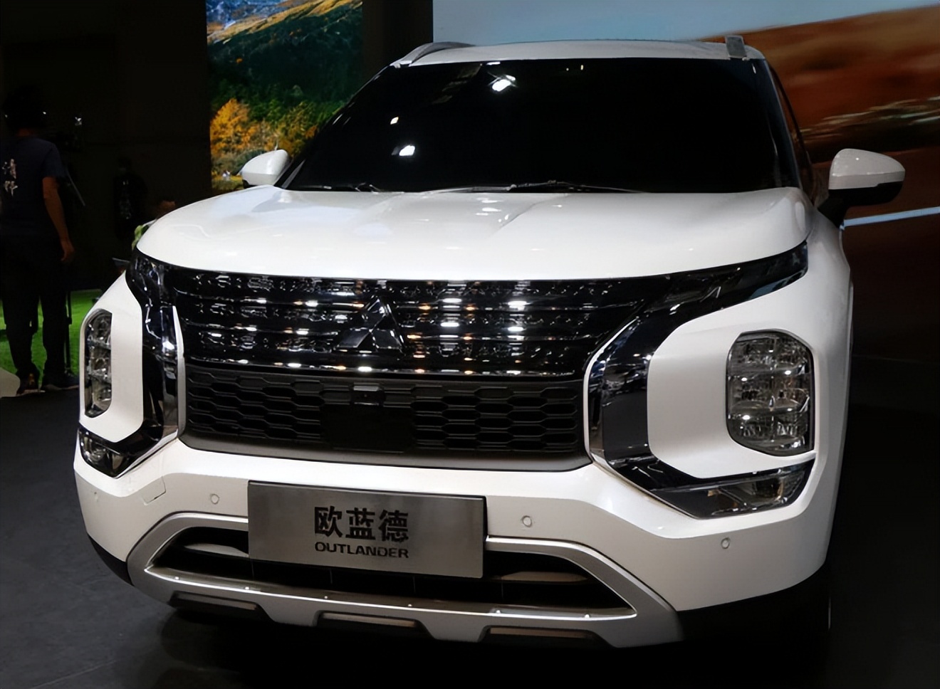 车型亮点:设计大改广汽三菱全新欧蓝德在重庆车展上正式亮相,据悉