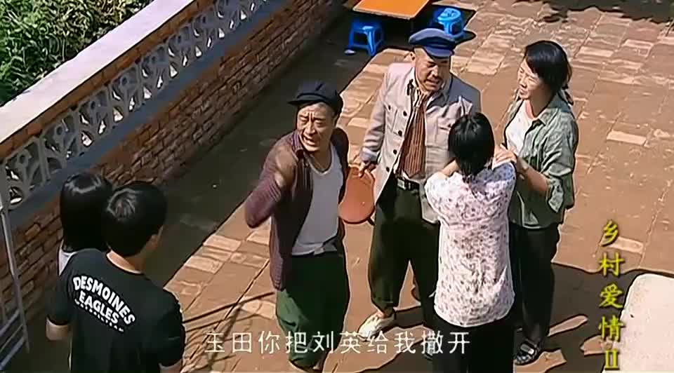 刘能赵四发生矛盾,两人要打一架,结果刘能上去就打赵四一巴掌