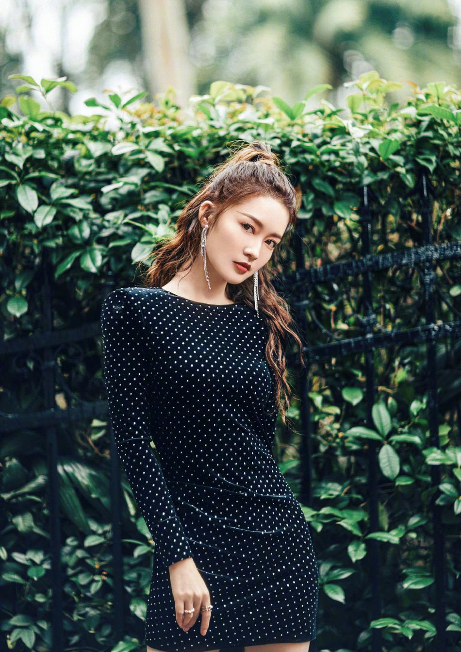 李沁"黑糖啵啵味"露背裙,高马尾配长流苏耳饰,气质又甜又御