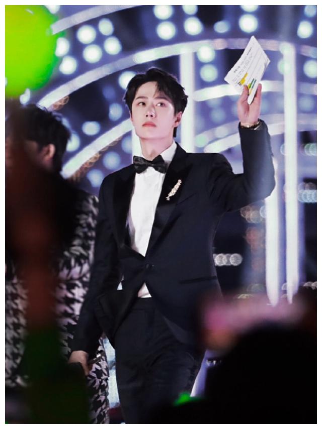 王一博跨年舞台造型曝光黑色笔挺西装帅气十足