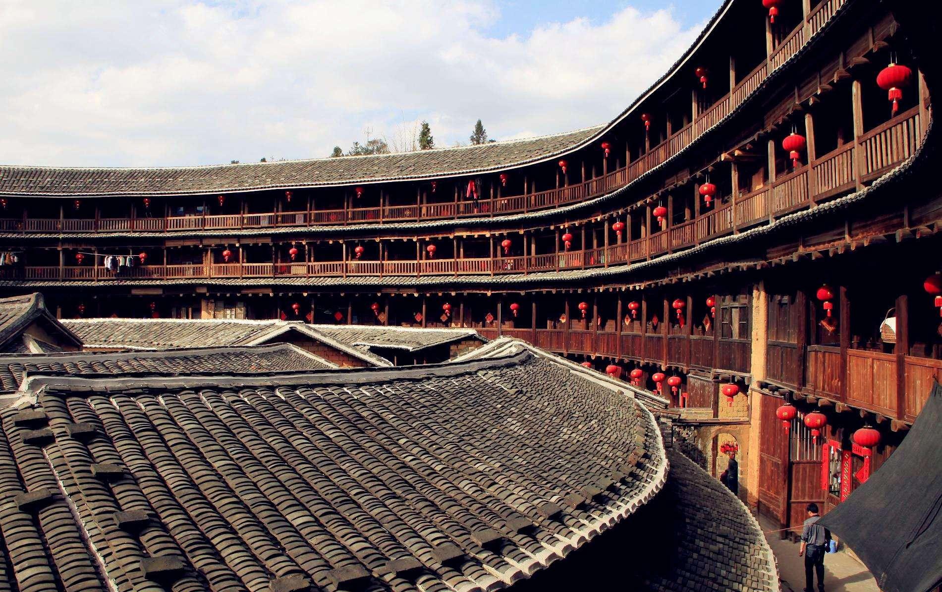 福建土楼是以土作墙而建造起来的集体建筑,呈圆形,半圆形,方形,四角形