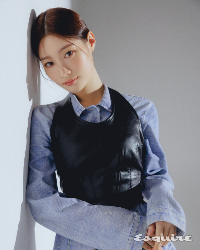 韩国女艺人郑采妍拍杂志写真皮肤细嫩|郑采妍|写真|杂志_新浪新闻