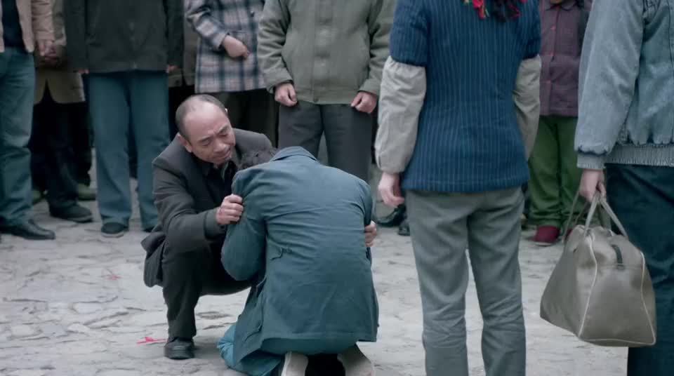 鸡毛飞上天江河回义乌见到恩人金水叔难掩内心激动跪地哭泣