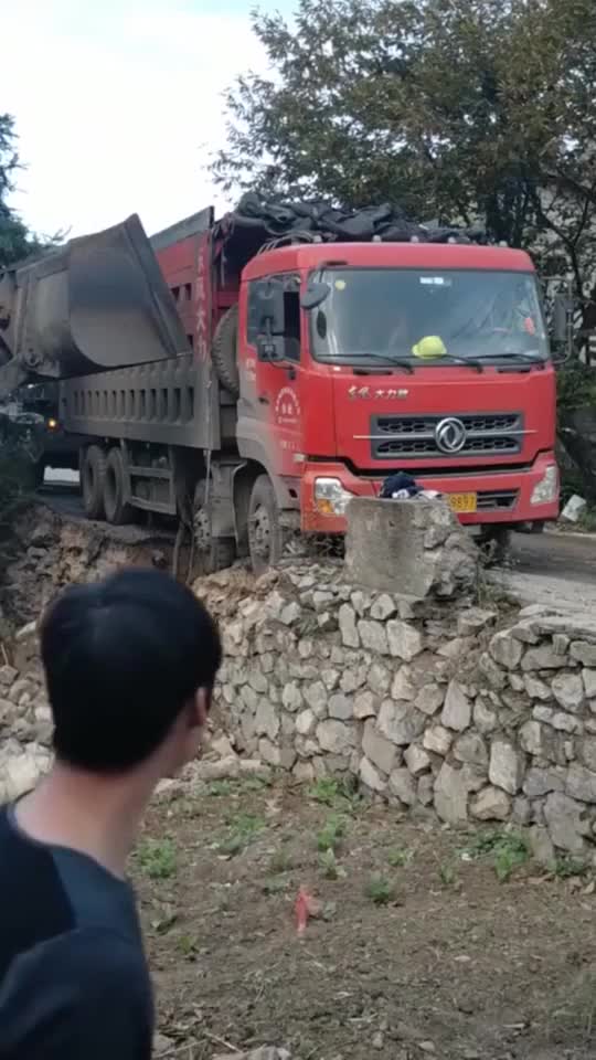大货车被陷，看到铲车来了，吓得直后退！