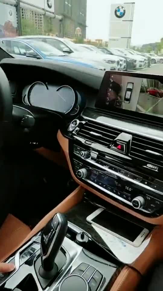 宝马的自动泊车女司机的救星