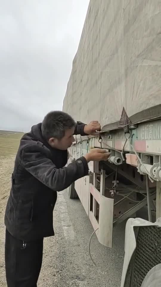 开卡车的宝哥发现自己的车漏水,会不会是车里的啤酒?