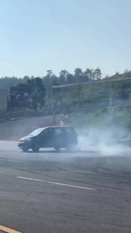 老司机的漂移技术太强,只有五菱宏光才能扛得住,豪车都不行!