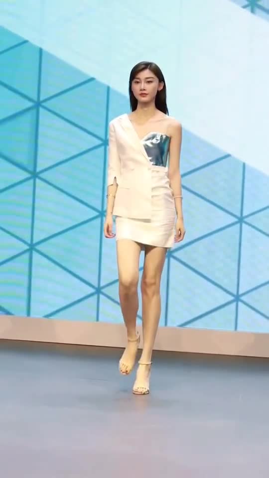 180厘米身高女大学生车模走路气质果然不一般