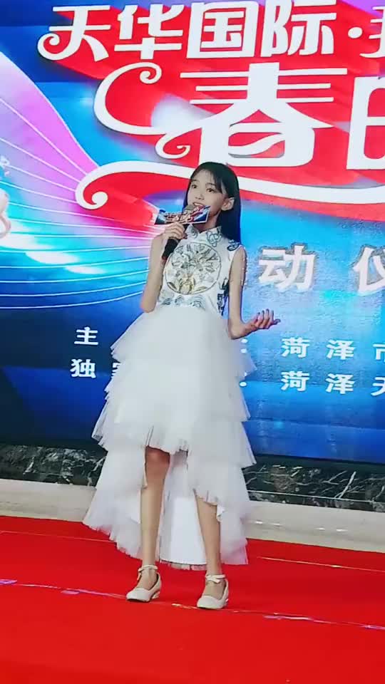 童模宋小睿放开嗓门唱歌在舞台上站着看着真的好自信