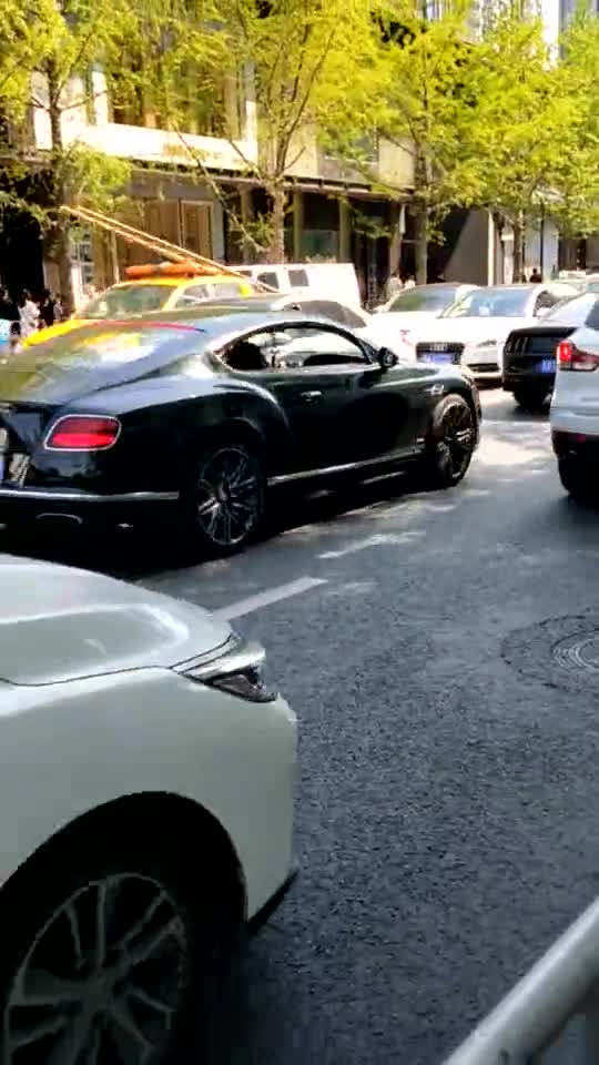 小哥哥单手开宾利欧陆gt__财经头条