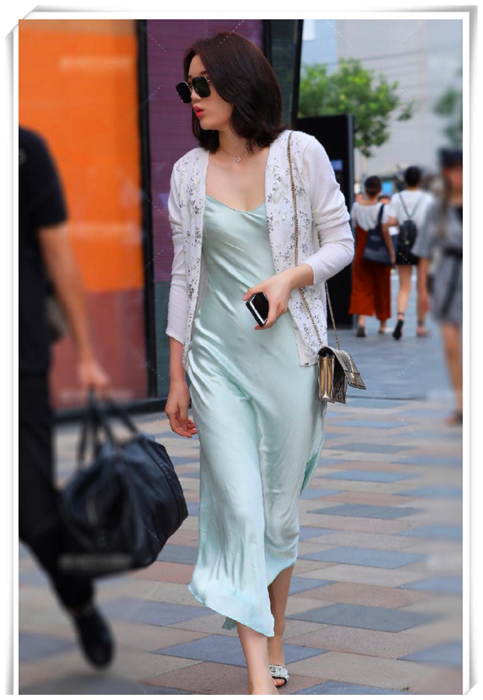 街拍美女仙气十足的薄纱连衣裙穿起来很有浪漫的感觉