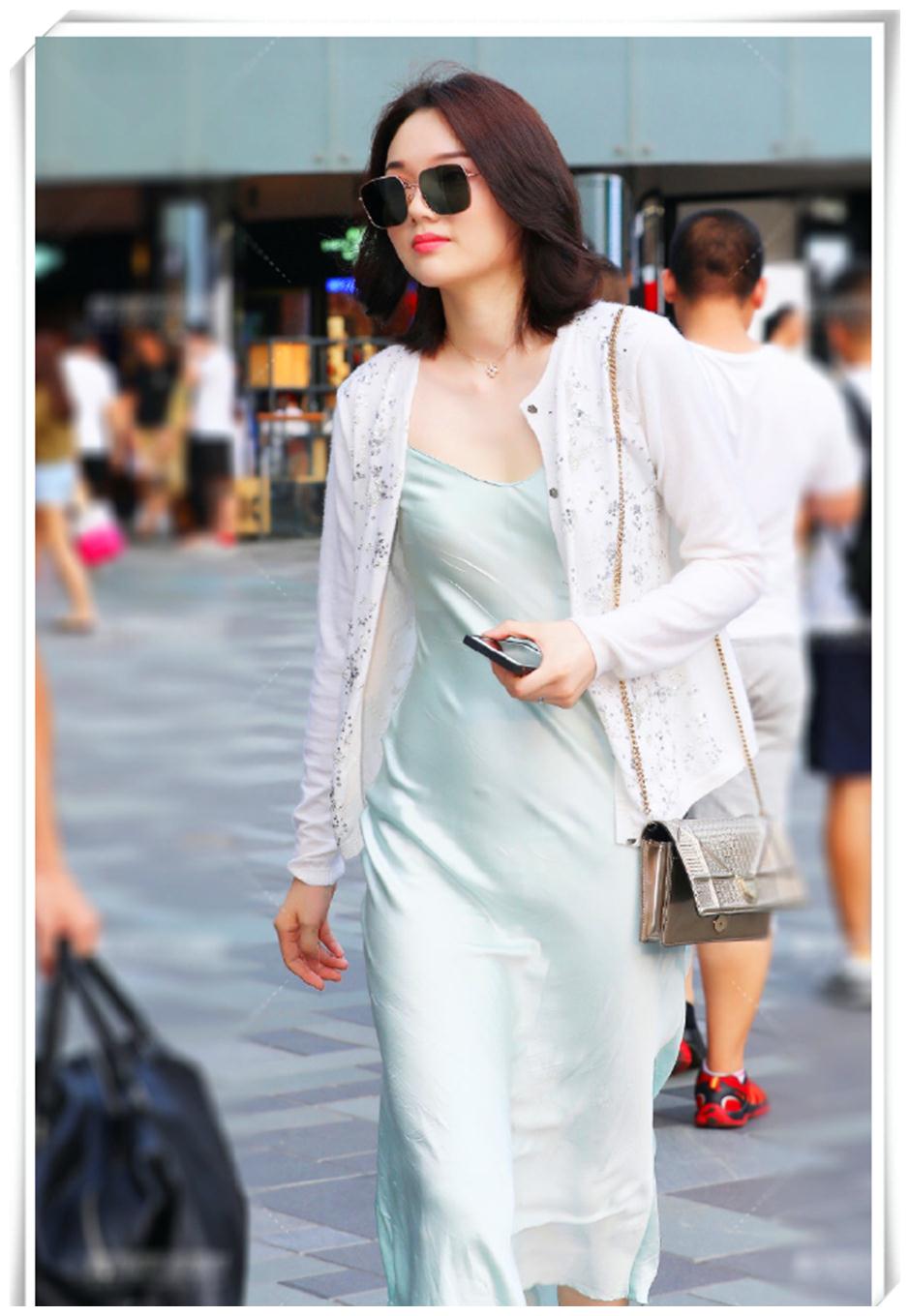 街拍美女仙气十足的薄纱连衣裙穿起来很有浪漫的感觉