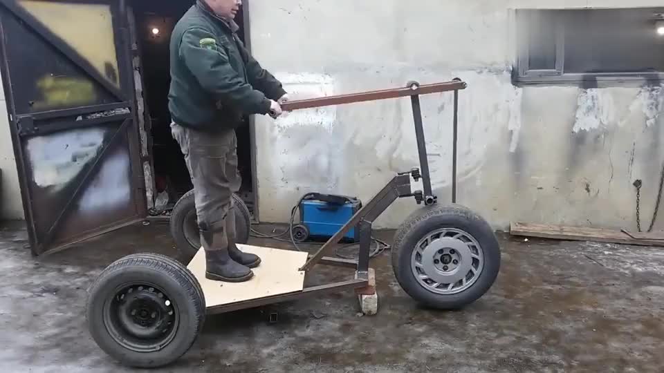 牛人发明英国人制作一辆手摇三轮车厉害了有手艺什么都自己