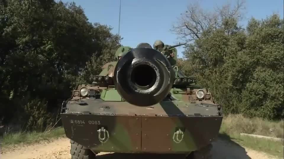 法国快速反应部队主力装备amx-10 rcr轮式突击炮