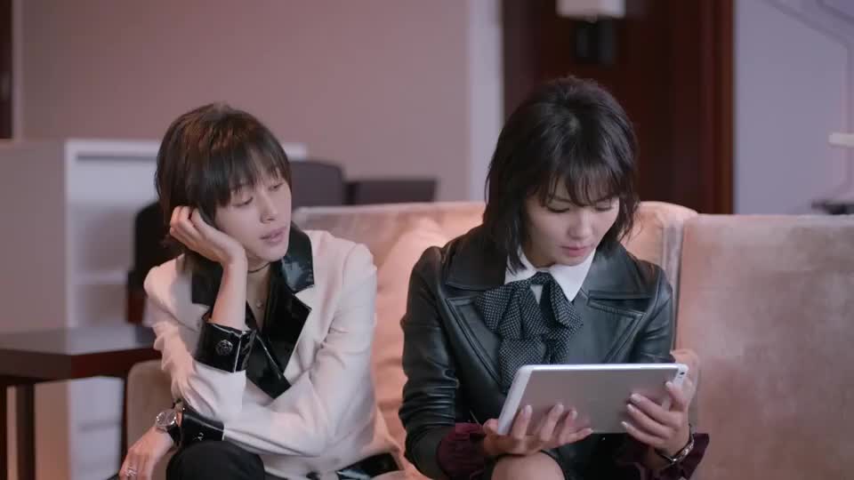 曲筱绡粘着安迪要带她去吃饭,安迪:我又不跟你谈恋爱