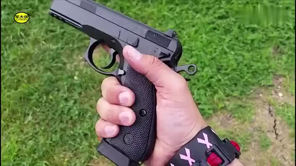 全新的捷克cz75sp01半自动手枪,弹匣供弹靶场实弹射击测试