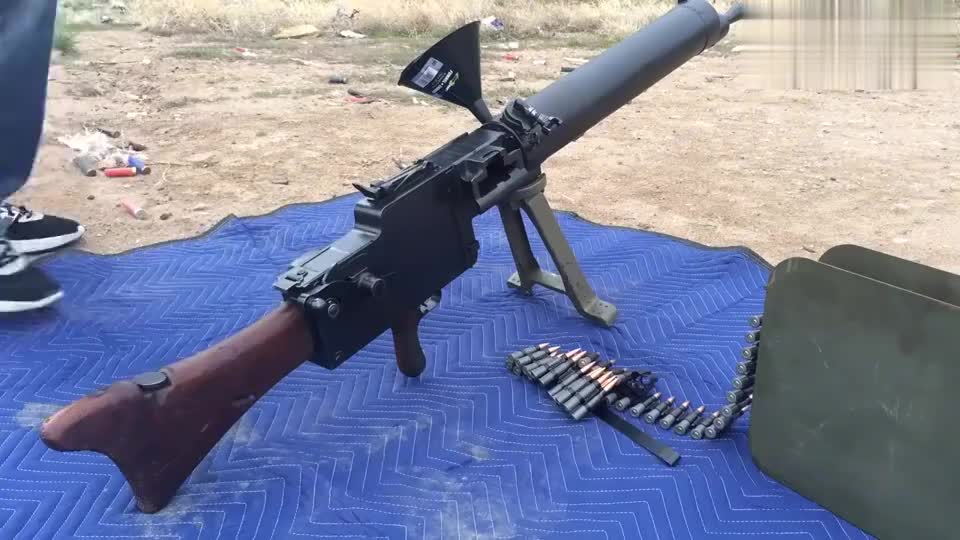 水冷mg08马克沁重机枪射击测试,使用前都需要加水以便冷却枪管