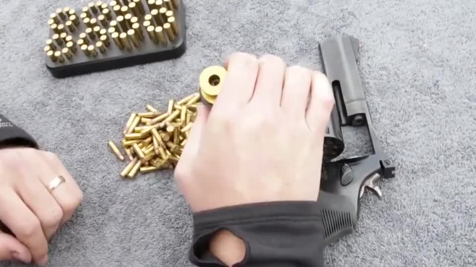 左轮手枪快速装填一次9发,有了这"神器",实战火力瞬间提升