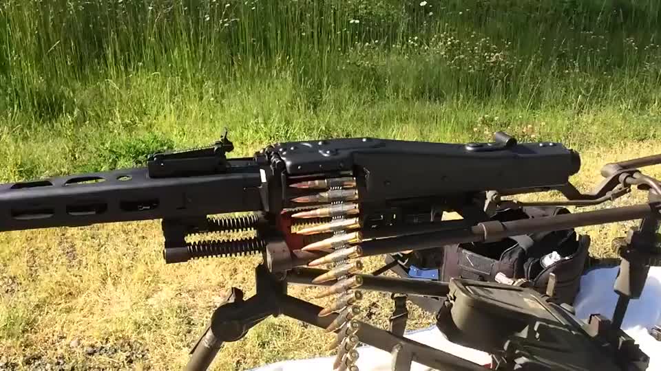 这支mg42通用机枪射速太快了,怪不得二战期间人见人怕呢!