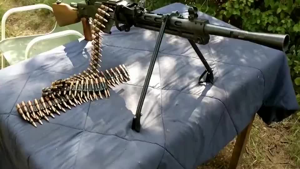 较为少见的rp46机枪,采用不可散式弹链供弹射击,真是太罕见了