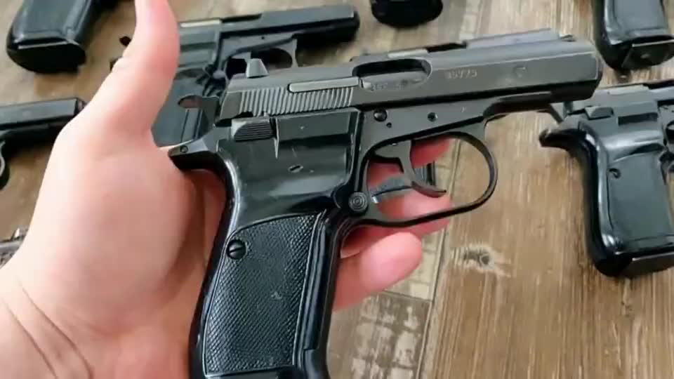 捷克cz83型手枪,老外这里收藏了不少,越看越喜欢!