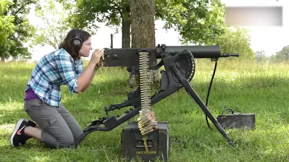 女子试射mg08马克沁重机枪采用水冷却枪管数米长弹链供弹射击