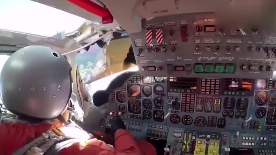 实拍图-160战略轰炸机的驾驶舱画面,优雅的外表内是复杂的操作!