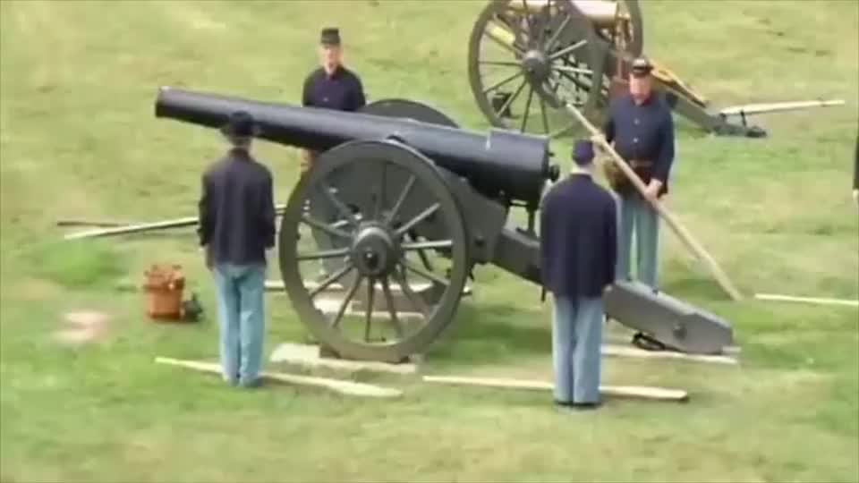 国外小伙发射30磅前装线膛炮,这一顿复杂的装填,玩的就是情怀