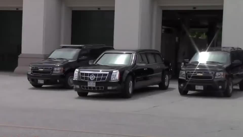 见识下美国总统的车队注意看最后几辆车里面全是特种兵