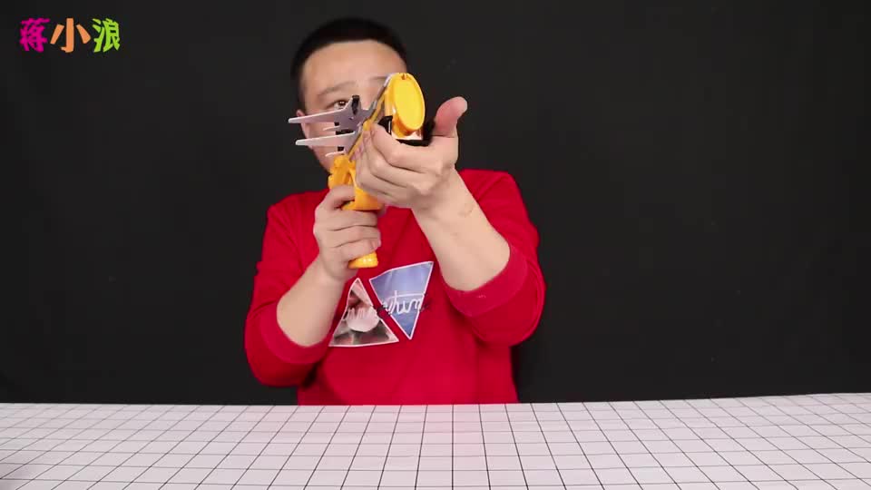 小浪哥搞笑开箱测评网红玩具飞机枪拉动枪栓弹射连发