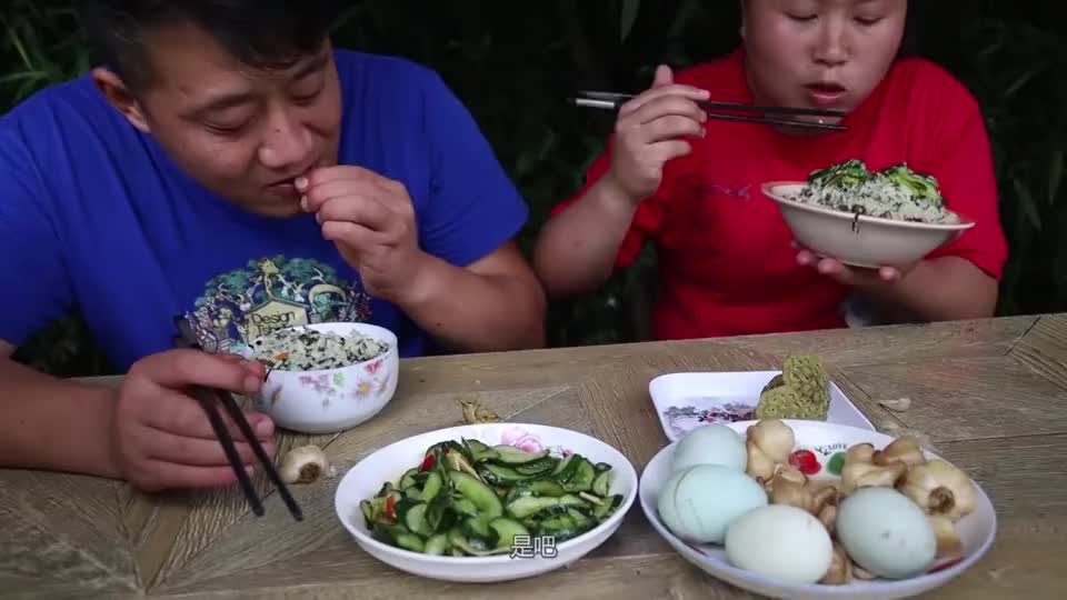 嘴馋的胖妹回家煮锅菜饭，味道太馋人俩口子吃嗨了