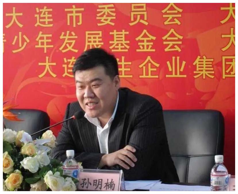 孙明楠而且,张梓琳当时也确实不乏富豪的追求,最出名的就是身价30亿的