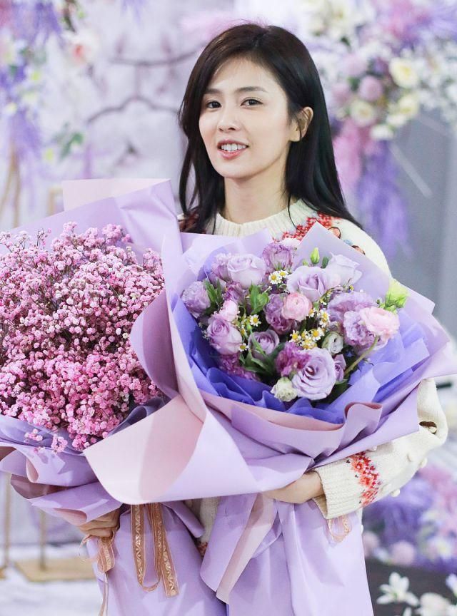 白鹿生日会获粉丝送花甜笑超可爱 白鹿生日会获粉丝送花甜笑超可爱