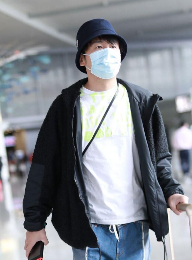 雷佳音身形微发福一路前行淡定从容,宽松仔裤搭白t休闲走机场