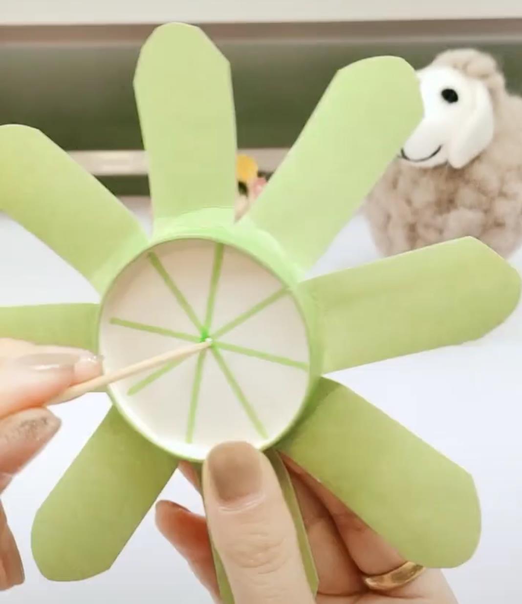 一次性纸杯用完不要丢学手工达人做陀螺孩子玩得很高兴