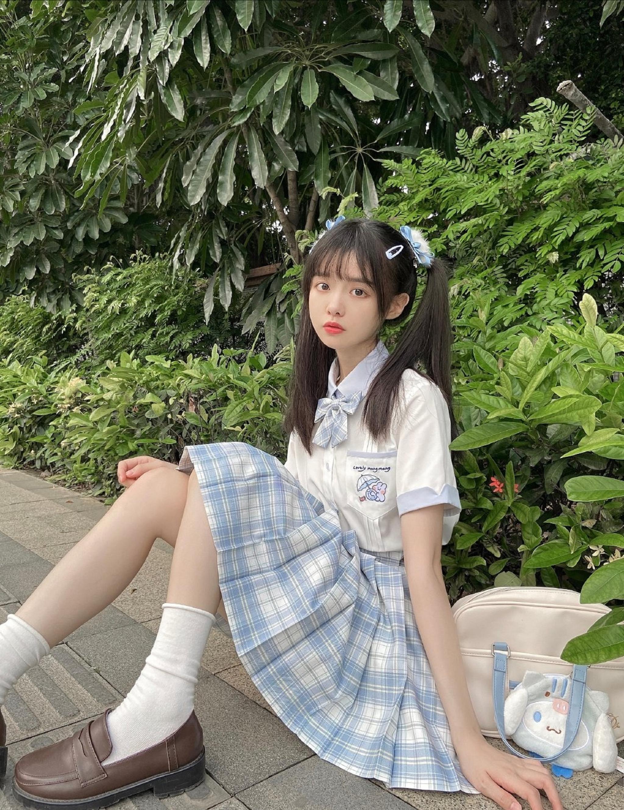 将jk制服融入到日常穿搭之中,这样的穿搭不仅青春亮眼而且拍照也好看