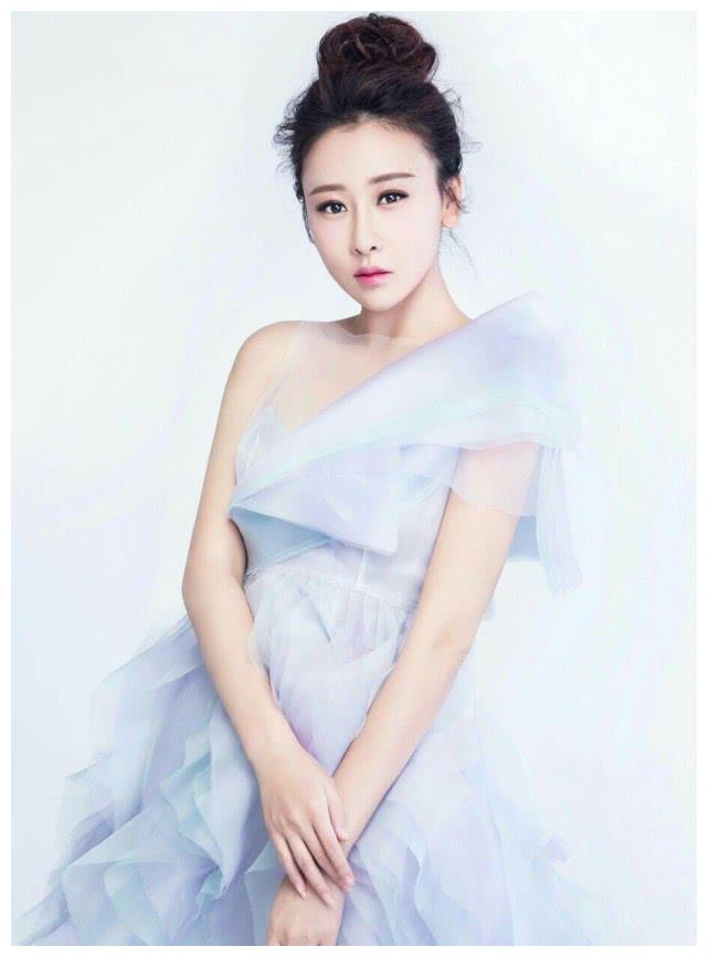 她被称为"人间尤物",女人味十足,竟有着一个男人的名字