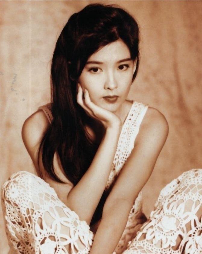 周慧敏,80后的舔屏女神,美的不可方物