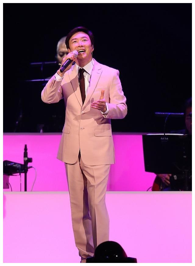 1993年,38岁的费玉清与张菲一起合作,主持了台湾的综艺节目《龙兄虎弟