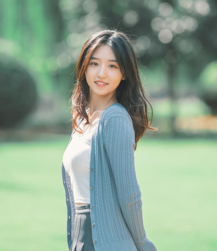 8个适合女生拍照姿势,简单自然,不做作,拍照很好看