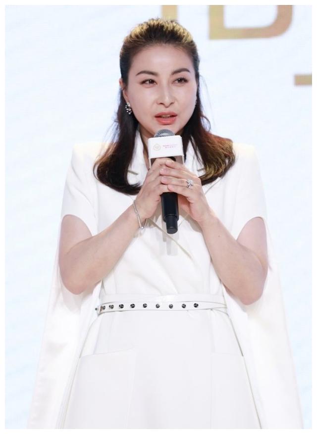 郭晶晶穿白色披肩配长裤,一展豪门阔太的端庄气质,高贵又优雅